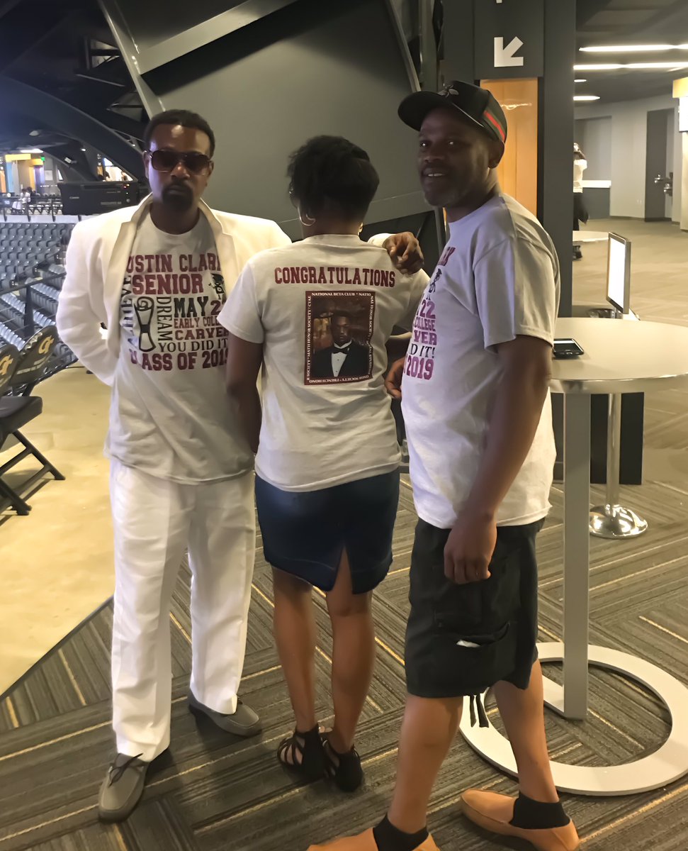 edtech_lynn's tweet photo. Best part of #APSGRAD19 is meeting all the families! Congrats #JustinClark @APSCarverEC 💯 #ProudDad #ProudAunt #ProudUncle came all the way from NJ to share this magical Operation-Grad Nation moment 🙌🏻 @apsupdate @CarstarphenMJ @APSInstructTech https://t.co/TwpkfgM0Fx