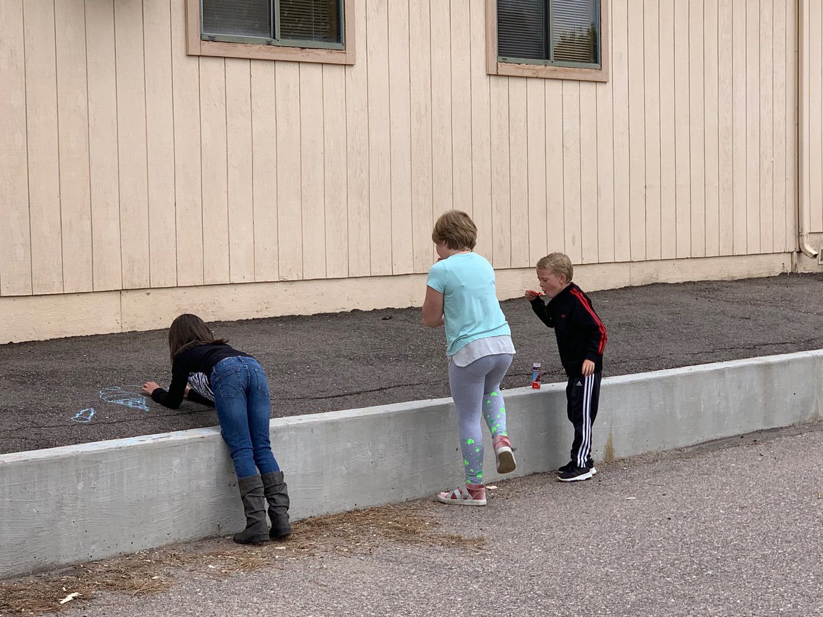 3rdWestgate's tweet photo. Final kindergarten buddies. These are friendships that will last a lifetime. #TeamWestgate #LeadLoveLearn #3rdGradeRocks https://t.co/5VbY9yKmFD
