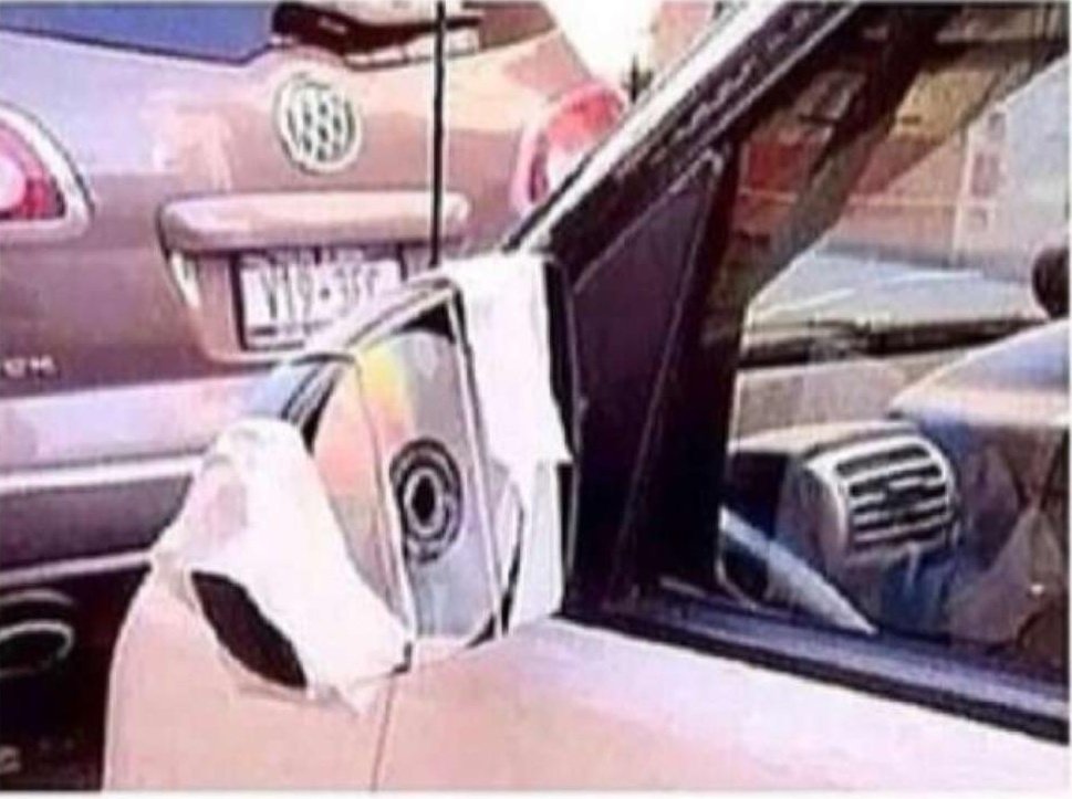 Teclef's tweet photo. I do not have a side mirror, but at least, I can CD's cars behind me. https://t.co/AaOINrP1HH