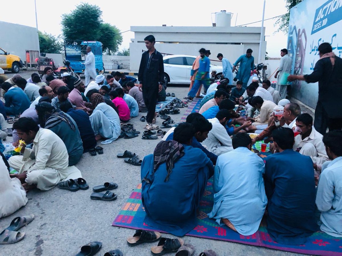 arthosteam's tweet photo. Road Side Aftar day 16 #ARYNews #fundraising #IftaarDinner https://t.co/I2IlcRUThU