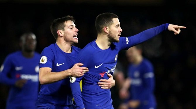 Azpilicueta celebra un gol del Chelsea con Hazard.
