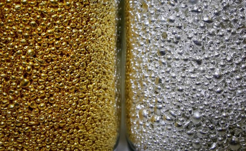 ReutersLatam's tweet photo. Oro opera cerca de mínimo de 2 semanas por alza del dólar, mercado espera minutas Fed https://t.co/8ZWO1BlTec https://t.co/B16XEqzsLL
