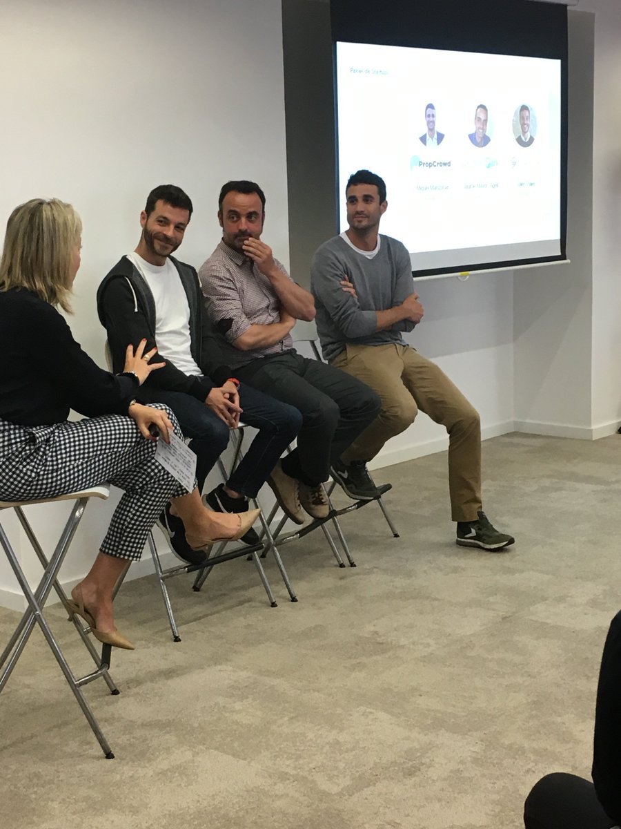 Nuestro CEO, Miquel Manzanas, conversando con Mireia García, Directora de <a href="/innomads/">Innomads</a>, y presentando PropCrowd junto a otras startups que forman parte del proyecto.