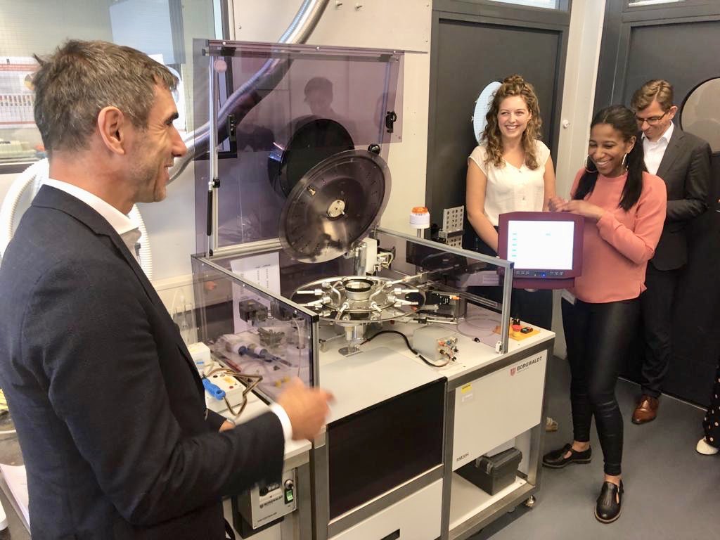 Dank <a href="/rivm/">RIVM</a> voor het kijkje in jullie lab! Het blijft ontluisterend wat de industrie bedenkt om mensen aan het #roken te krijgen. En hoeveel gif er uit sigaretten komt als je eerlijk meet. We gaan met frisse moed door met de strijd tegen roken &amp; voor gezondheid! #preventieakkoord