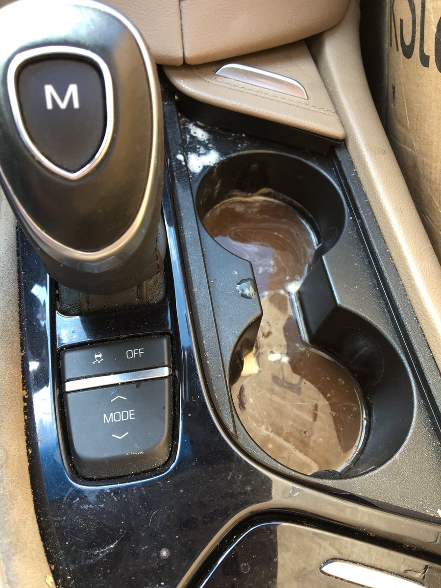 Joshfriedman18's tweet photo. Hey @Starbucks ... how exactly am I supposed to drink my coffee when the cup is leaking? Better yet, how I get it out of my cup holder? https://t.co/sjkbMWpes3