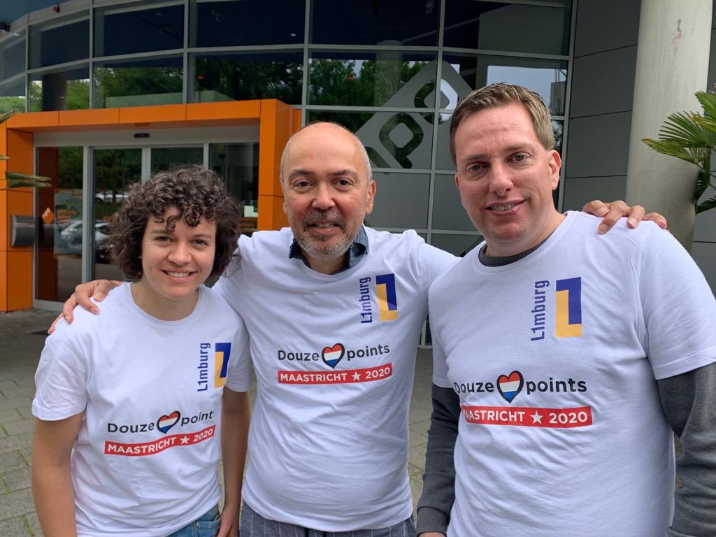 Deb0rah41's tweet photo. Directeur NPO noemt Limburgse @L1 lobby een ‘leuke overval’. Het aangeboden lobbyshirt heeft hij zelfs aangetrokken. “Fijn dat het #Songfestival zo leeft in Nederland.” #esfmaastricht https://t.co/4k8AVccCBO