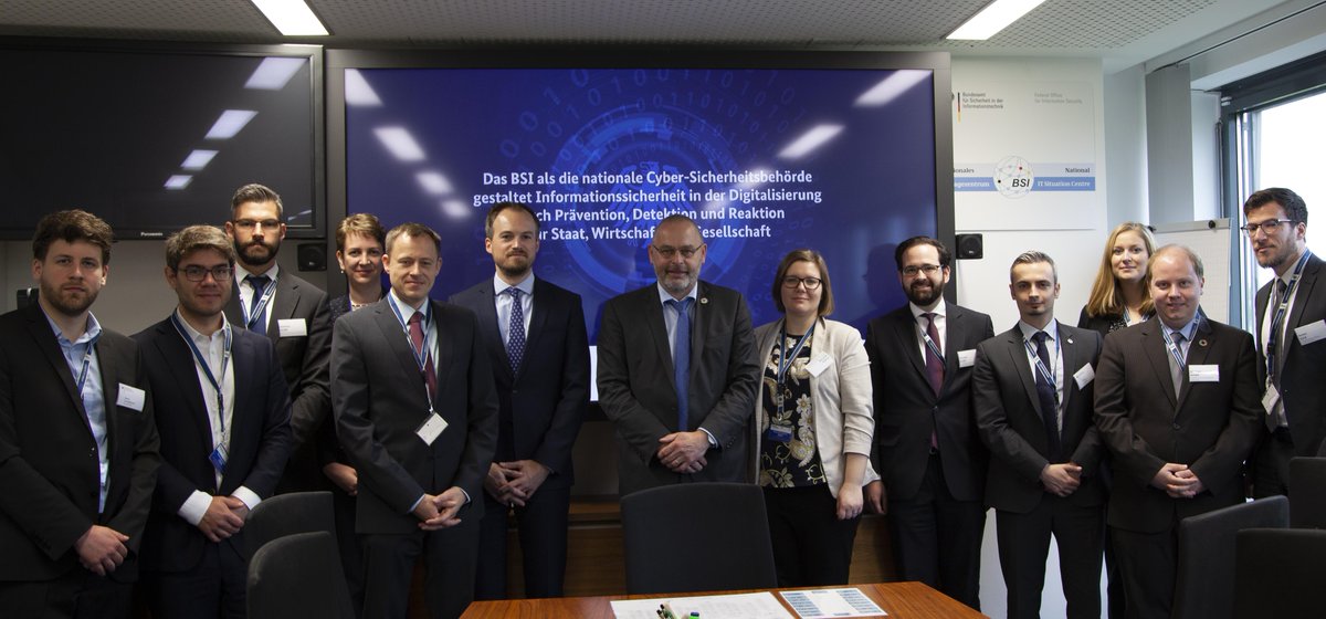 BSI_Bund's tweet photo. Besuch junger Sicherheitspolitiker der Bundesakademie für Sicherheitspolitik (@BAKS_Sprecher). BSI-Vizepräsident Dr. Schabhüser erläutert die Herausforderungen der Digitalisierung und die Rolle des BSI in der Cybersicherheitsarchitektur Deutschlands. https://t.co/7as4UPb2gr