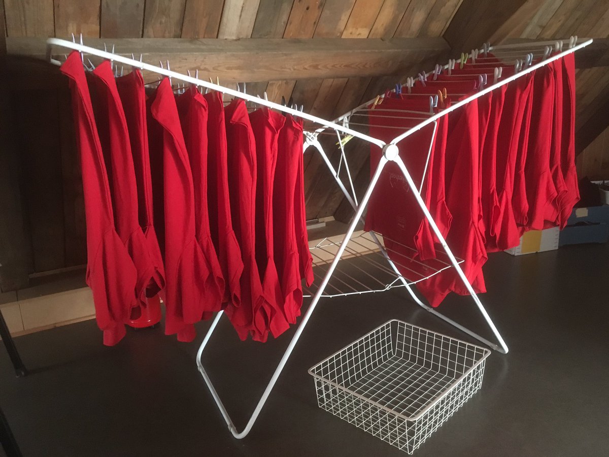 NKmastersGouda's tweet photo. Her en der in Gouda hangen de waslijnen vol met juryshirts.
Drie jaar geleden 170 shirts gemaakt voor het NK Masters, maar zodanig tijdloos van ontwerp dat ze nog jaren meekunnen als juryshirts voor @AVGouda.

#duurzaam #overnagedacht https://t.co/vqG3TTgCaG