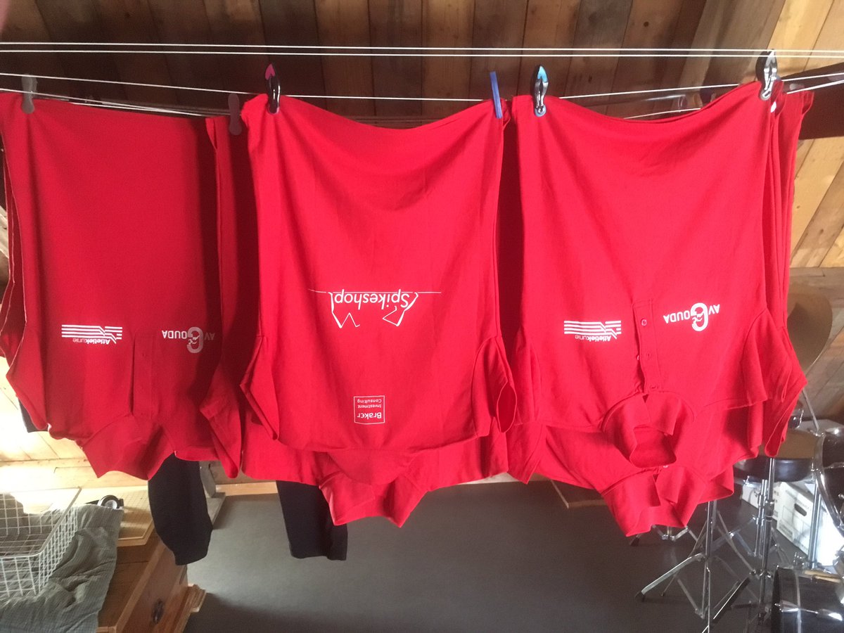 NKmastersGouda's tweet photo. Her en der in Gouda hangen de waslijnen vol met juryshirts.
Drie jaar geleden 170 shirts gemaakt voor het NK Masters, maar zodanig tijdloos van ontwerp dat ze nog jaren meekunnen als juryshirts voor @AVGouda.

#duurzaam #overnagedacht https://t.co/vqG3TTgCaG