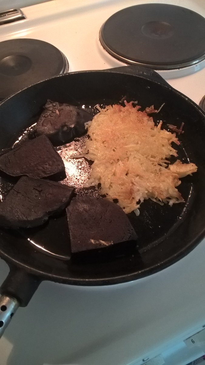 TheSheep1958's tweet photo. #Blodpudding. Provar att råriva potatis och steka till. Massor med #Lingon. #Mums för en #Fattigpensionär 😋 https://t.co/7gA1x1DrQw