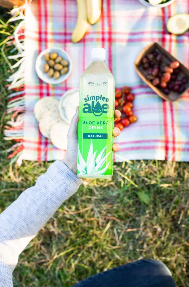 SimpleeAloe's tweet image. There is nothing more blissful than a picnic in the sun! ☀🧺 This #NationalPicnicWeek grab one of our 1 litre Aloe Vera drinks from @coopuk, a perfect addition to an afternoon in the park 🏞️ #AloeEveryday