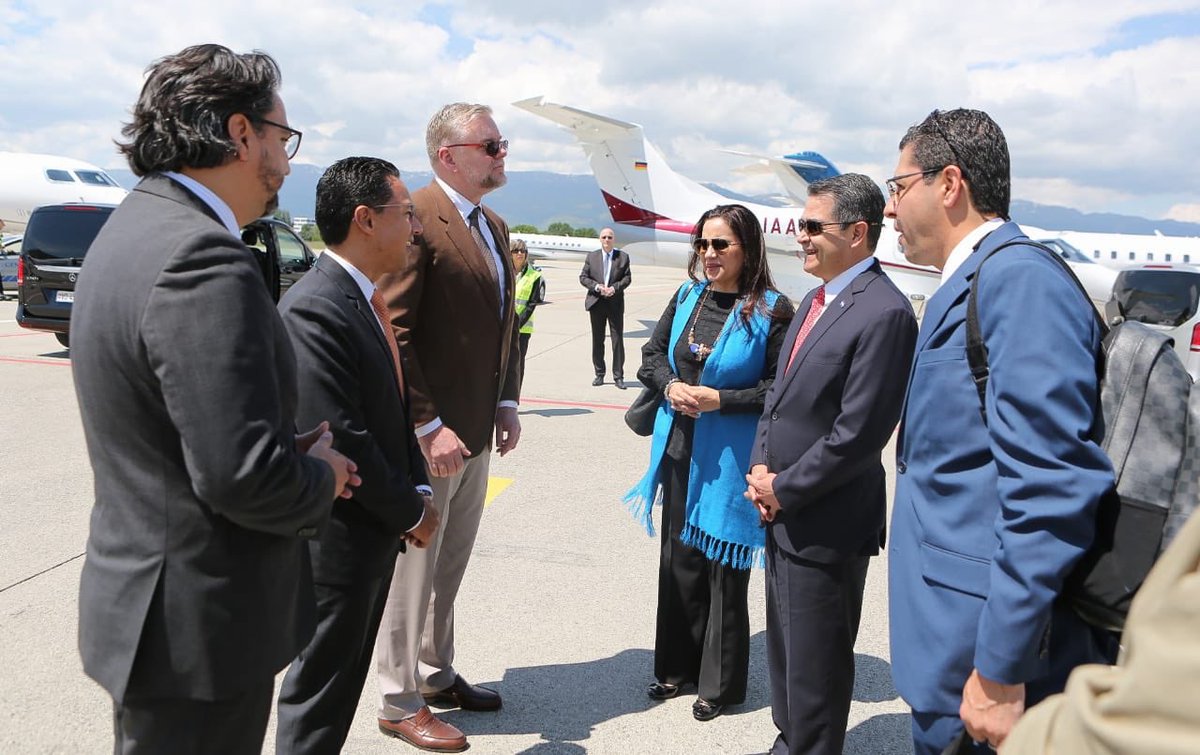 Saludos a todos! Continuamos la gira de trabajo; estamos en estos momentos en Ginebra, Suiza donde nos reuniremos con ejecutivos de la empresa Nestlé, uno de los grandes compradores del café hondureño. Vamos por más oportunidades para nuestros productores.