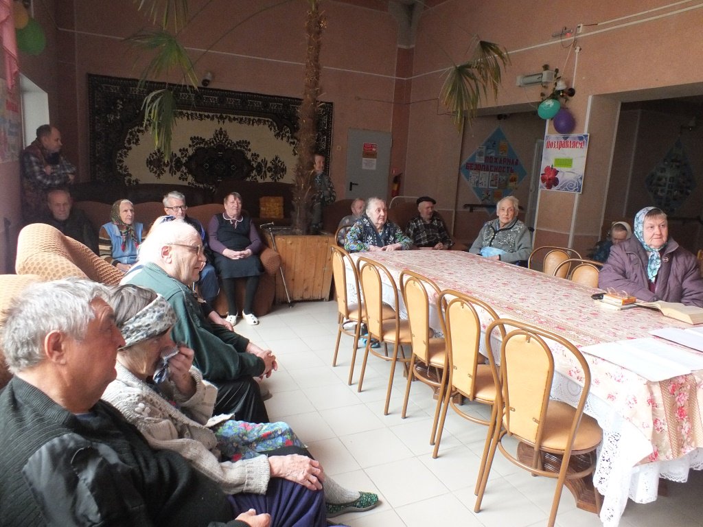 gor_internat's tweet photo. #spno Сотрудниками Родюшкиной И.Н. и Лебёдкиной А.А. был проведен литературный час "Память пылающих лет".Клиентов познакомили с творчеством М.Исаковского,Б.Окуджаева,К.Симонова.С волнением читали стихи наши проживающие В.А.Климова и В.Н.Краснов. https://t.co/DY69CPsOYN