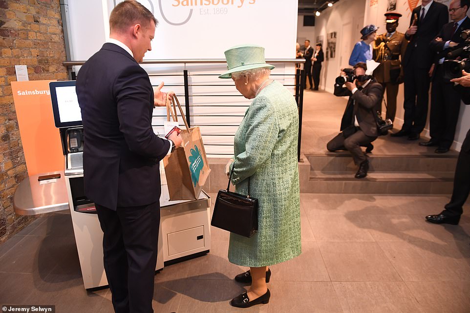 DailyMailUK's tweet photo. Queen learns how to use self-checkout as she visits a pop-up Sainsbury's https://t.co/IsCLHxJ0GQ https://t.co/Apb1PUhsFN