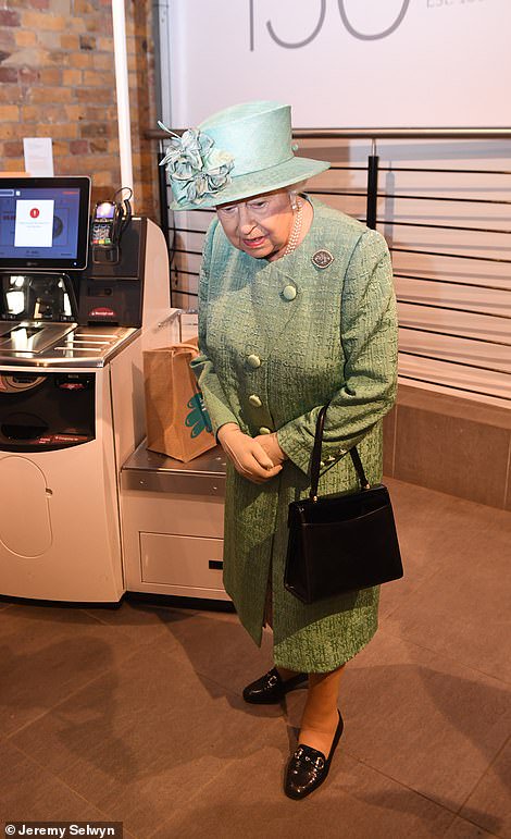 DailyMailUK's tweet photo. Queen learns how to use self-checkout as she visits a pop-up Sainsbury's https://t.co/IsCLHxJ0GQ https://t.co/Apb1PUhsFN