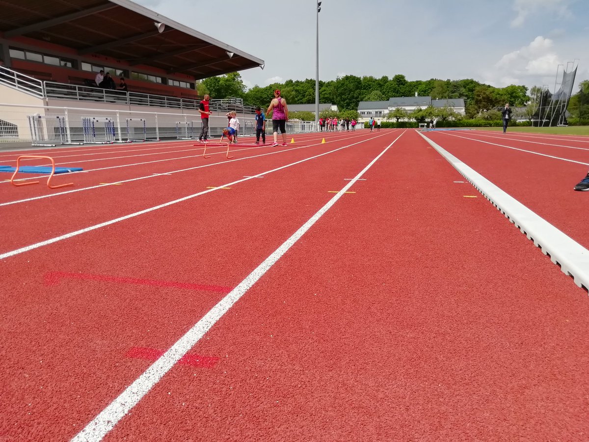 AmiensMetropole's tweet photo. [ Réhabilitation ] Le stade d’#athlétisme Urbain-Wallet fait peau neuve !
"#Amiens a investi 1,7 M€ et la  Région Hauts-de-France 150 000€. Désormais, l’Amiens Université Club (AUC) dispose d’une piste plus grande, passant de 6 à 8 couloirs dont 3 sont connectés #smarTracks" https://t.co/KqWaQYwirT