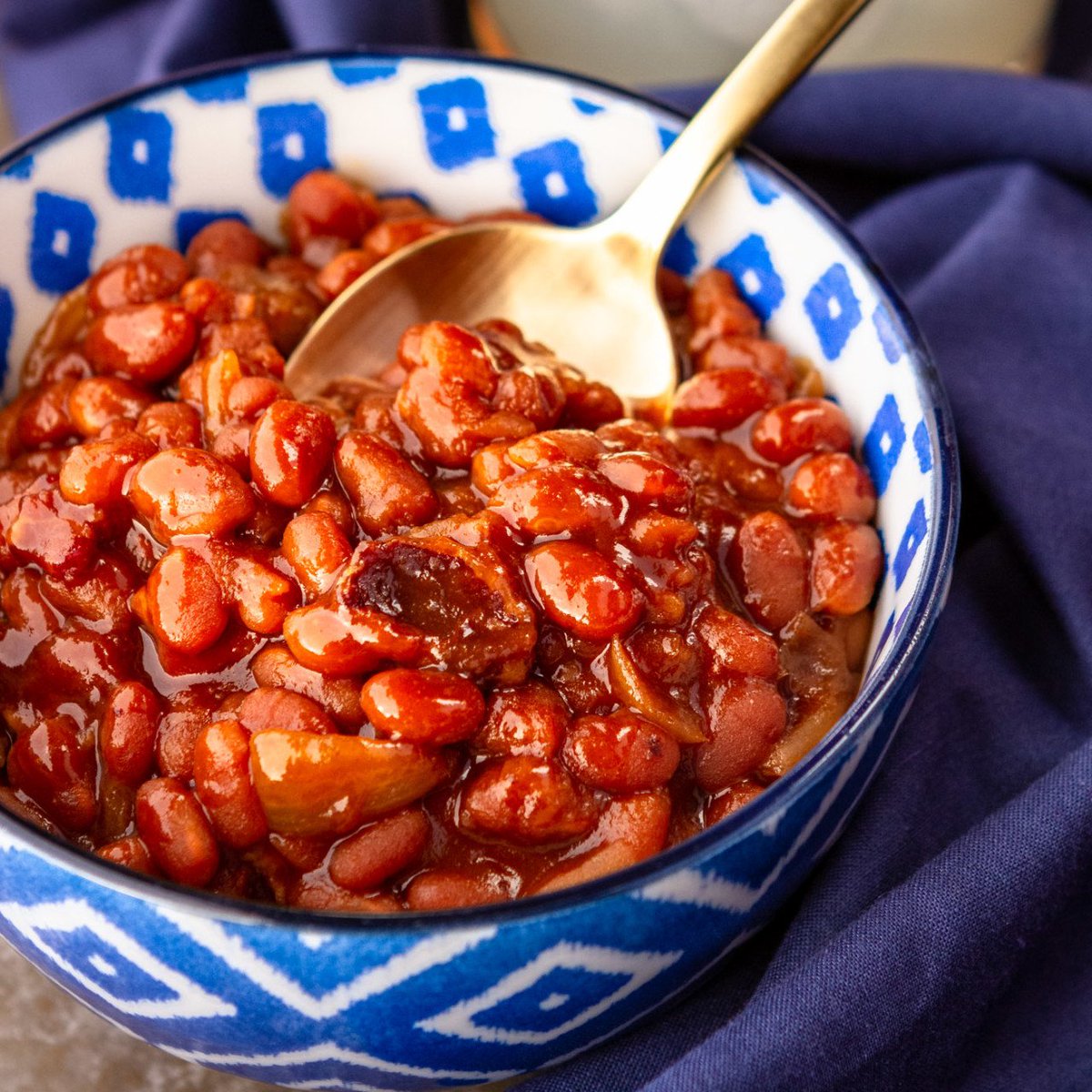 TaraKuczykowski's tweet photo. 🥓 Crock Pot Baked Beans With Bacon &amp; Brown Sugar? Yes, please! This tried and true easy slow cooker baked beans recipe is loaded with brown sugar + bacon and is ideal for any summer gathering. https://t.co/QnrsUtqit0 #bakedbeans #crockpotrecipes #slowcookerrecipes https://t.co/2PUgenYwIB