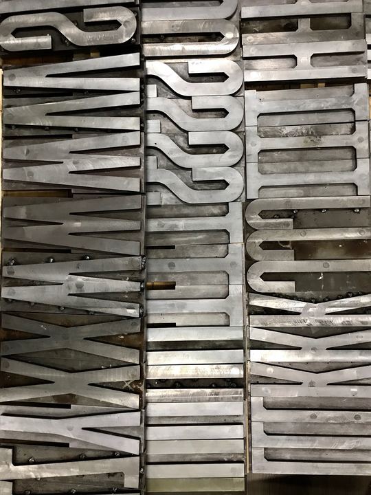 TEAentertain's tweet photo. What could possibly beat a little bit of letter pressing on the largest letter press in the world for lunch! Nothing. That's what! Thank you all! #peoplepoweredpress #split #fedrigoni #clerkenwelldesignweek #teaentertain #guinessworldrecord https://t.co/iSfErnd8sE