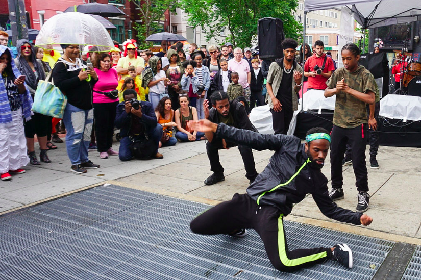 dcfunkparade's tweet photo. The Duke Ellington Stage across from @benschilibowl NEVER disappoints, year after year! Who do you want to see hit the stage in 2020? Sound off!
Photo by: Chante Robinson
#FunkParade2019 #KeepinTheFunkAlive #TheMusicianShip #DCfunkparade https://t.co/L0QbxmFAbI