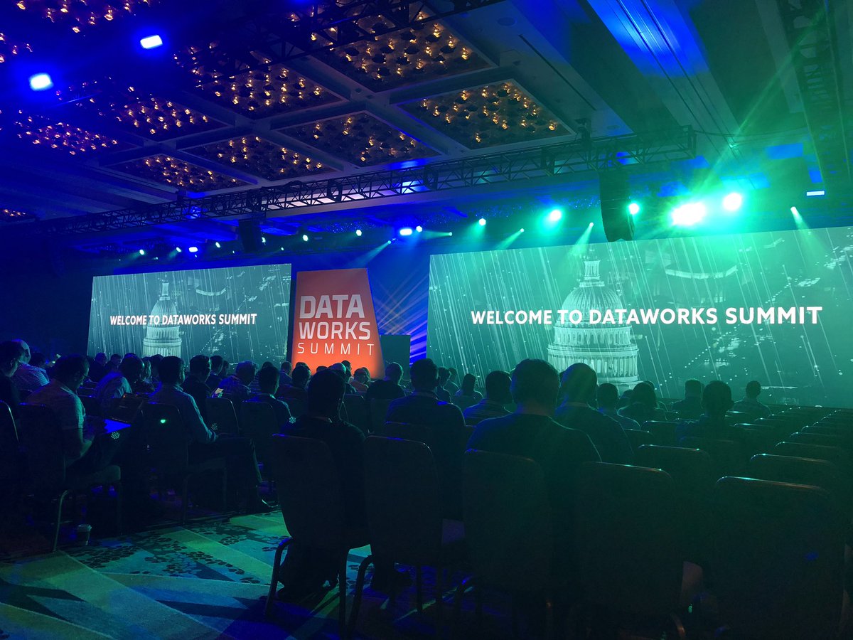 GrahamGillen's tweet photo. Getting ready for keynote at #DWS19  with @Accenture @AccentureAI https://t.co/nt8QebfwMZ
