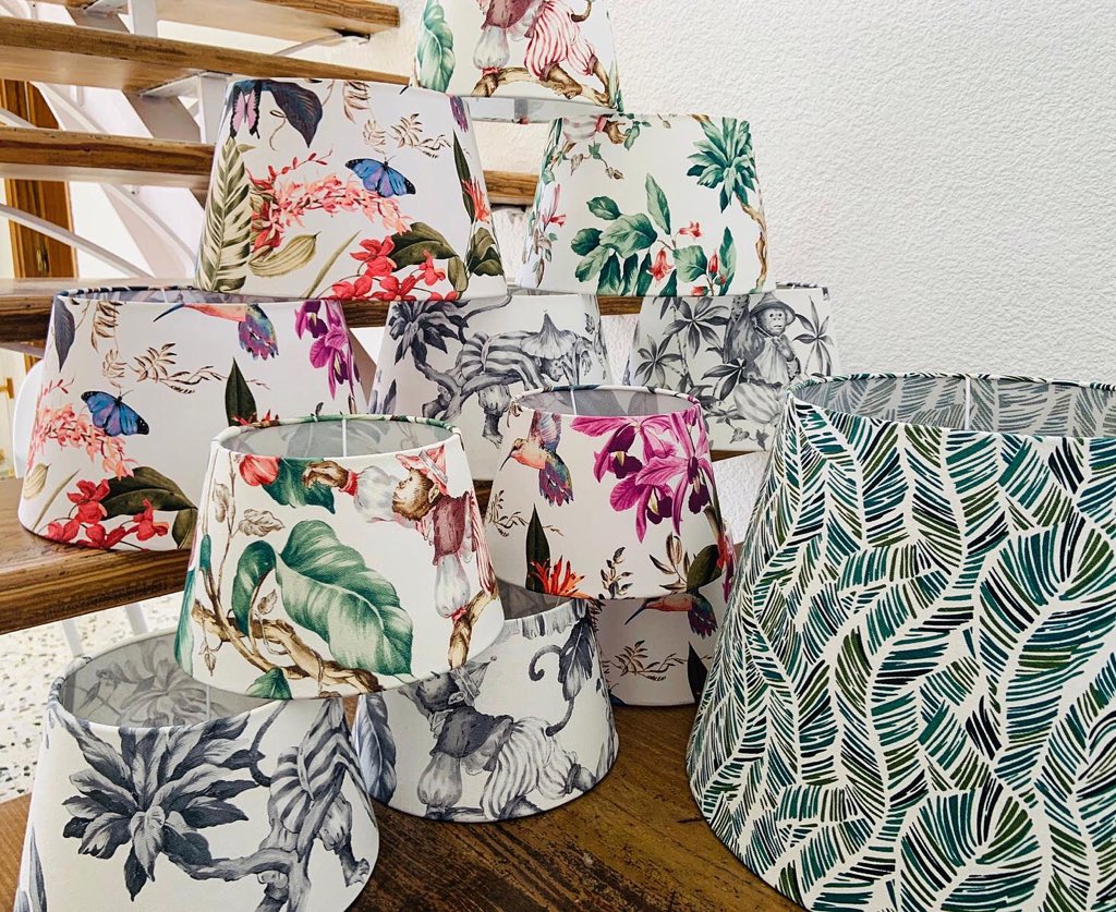 PANTALLAS ESTAMPADAS MOTIVOS FLORES 💐 💕💕💕💕 vidaviluminacion.es #lamparas #pantallasamedida #pantallasparalamparas #lamparasdediseño #lamps #design #designlamp #innovation #diseño #personalizacion #customlighting #lighting #telas