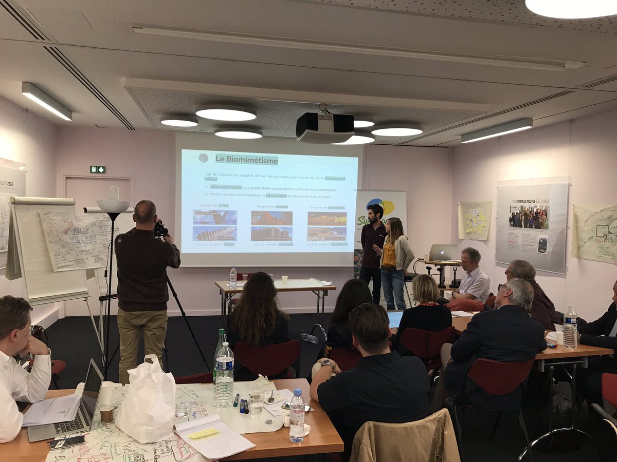 VincentGollain's tweet photo. @symbiogora c’est aussi des pitchs de chercheurs sur des sujets émergents en lien avec les écosystèmes @iauidf @catho_in Ici le projet pandorama qui s’intéresse aux apports du bio mimétisme dans les organisations humaines https://t.co/CM5eHSuSaN