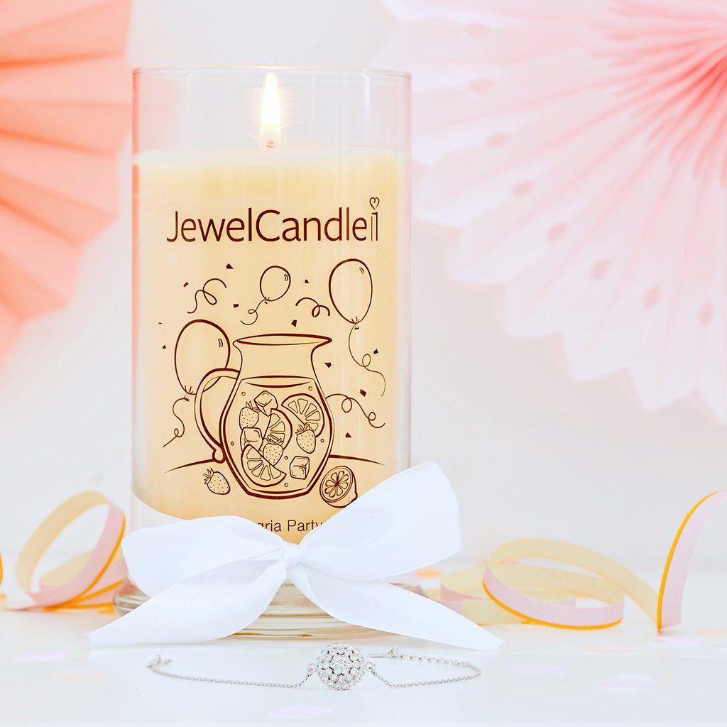 🍹 Mercoledì! La parte più difficile della settimana è superata 💫 Festeggiamo con una buonissima #sangria 🥰 #vivalestate #jewelcandleit #candelagioiello #idearegalo