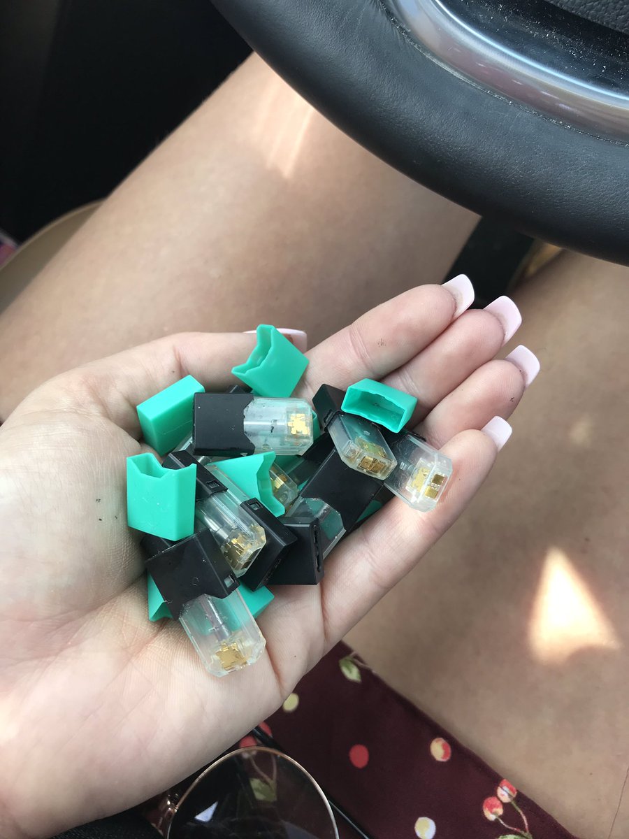 HAILme_'s tweet photo. Anyone else have this issue? #JuulProblems https://t.co/YwNYkwLB75