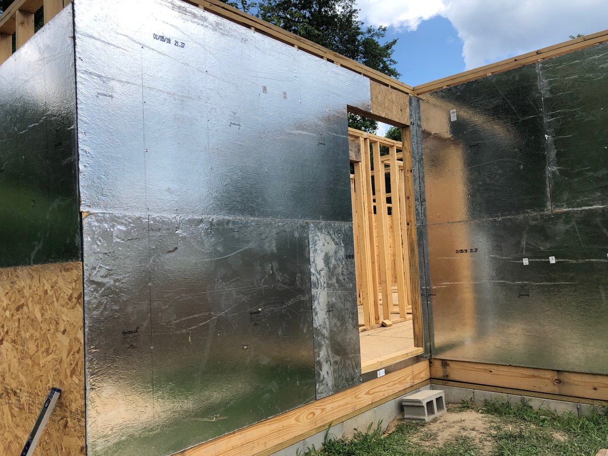 TurnBackTheBloc's tweet photo. This house is slowly becoming a home. Fortunately the FROGS are taking good care themselves in this heat. They will take a much needed break soon with a contractor assisting. Perfect timing with the heat rolling in #revitalizeharrisburg #theburg #battlerow https://t.co/CUvmKIwXGR