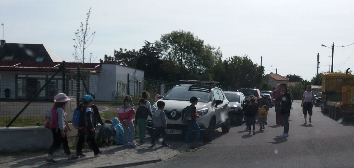 deBontRob's tweet image. École Gambetta @Pornichet.
A quand des trottoirs pour les enfants?