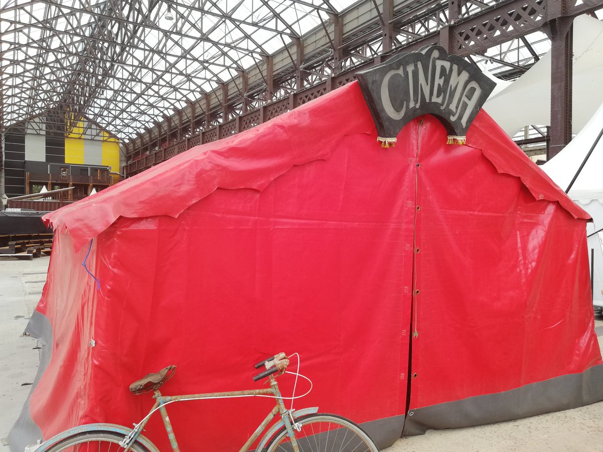 LFDChangement's tweet photo. [Changement de décor] pour #LaFabNantes
Les Nefs se transforment, le décor se met en place à #Nantes
Une scénographie signée Le Monde des Barons Perchés et La Ressourcerie de l'île
Il ne manque plus que vous pour l'animer ! 😉
A demain https://t.co/Mc01cnqkts