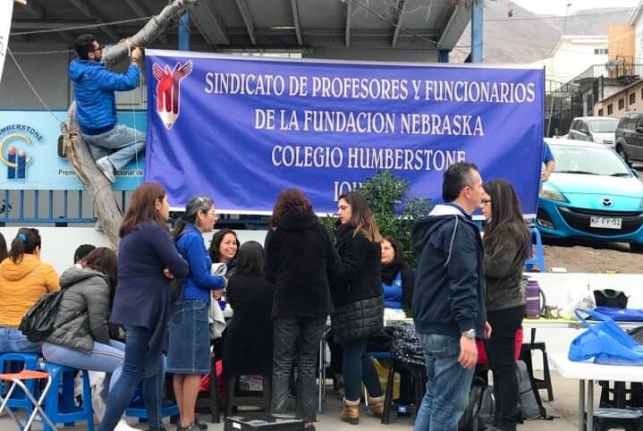 HombredeRadio's tweet photo. #IQUIQUE
Profesores y funcionarios del Colegio Humberstone, comenzaron este miércoles una huelga por demandas en sus mejoras salariales y de trato con la fundación sostenedora... @biobio https://t.co/sMmAbXZ0cL