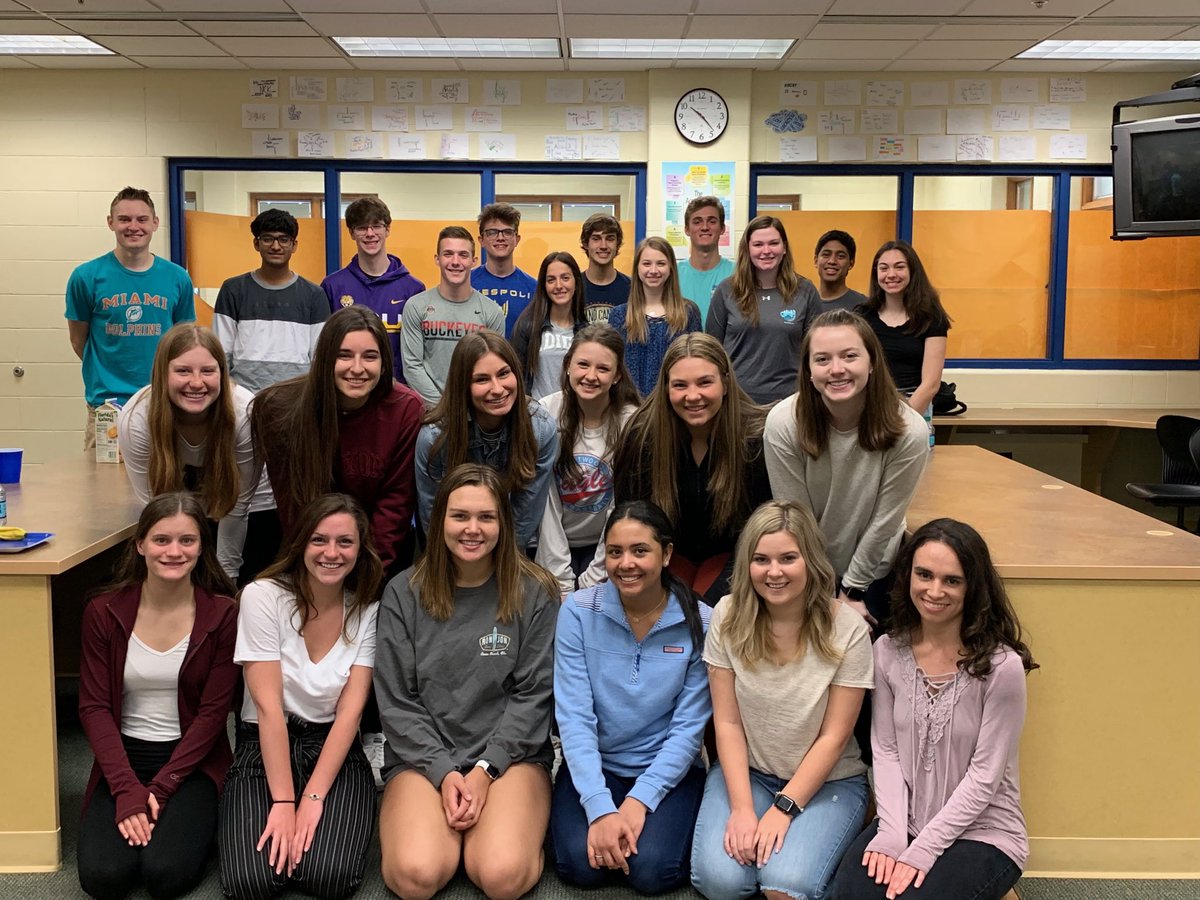PburgDECA's tweet image. A big shout out to my senior leadership council and a congratulations to my incoming leadership council. Thank you seniors 2019. 🔷🔷🔷 big shoes for 2020 to fill.
