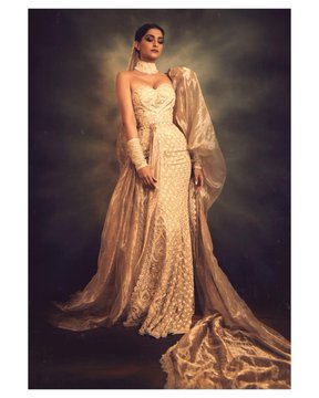 punjabkesari's tweet photo. #SonamKapoor shimmers in gold outfit at #ChopardParty
#Cannes2019 #SonamAtCannes #CannesFilmFestival2019 #Cannes72 #Cannes #CannesFilmFestival #France .@Festival_Cannes .@sonamakapoor .@Chopard https://t.co/5t6OdBhRMM