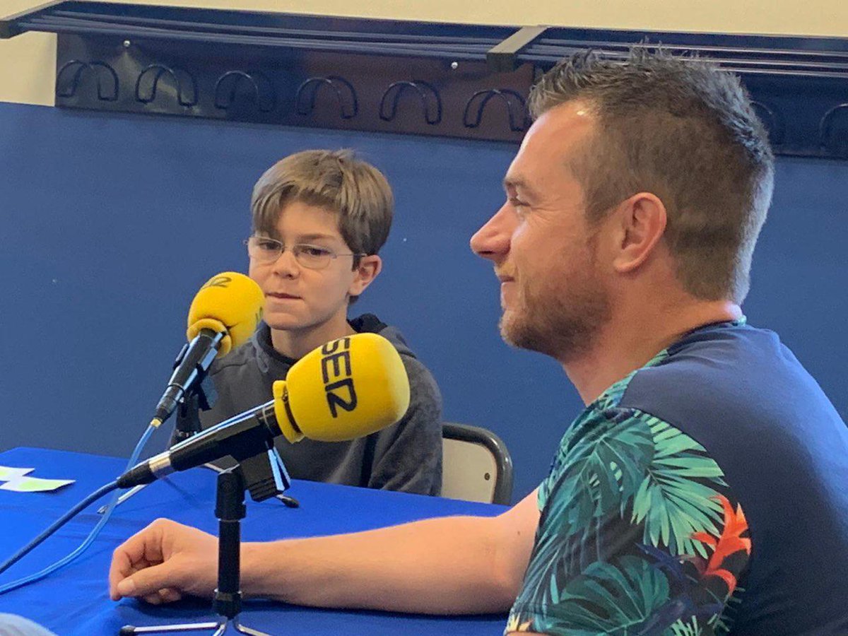 RadioRioja's tweet photo. Los alumnos preguntan y el entrenador Diego Martínez (@CD_Izarra ) responde en #SerActivos
https://t.co/G5QvhAZGwe https://t.co/dj3bTGw8Nx