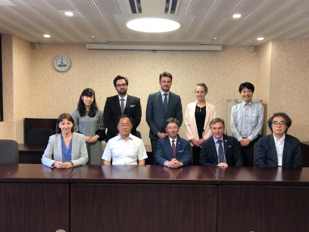 CDA_UT1Capitole's tweet photo. Le CDA @jacqueslarrieu1 @caminadealex doctorants, docteurs et M. le Doyen @UT1Capitole étaient cette semaine au Japon à l'Université d'Osaka #IPRISM et l'Université de #Hitotsubashi pour un cycle de conférences sur l'#IntelligenceArtificielle dans le cadre du Projet Sakura. https://t.co/x8e702XZ4r