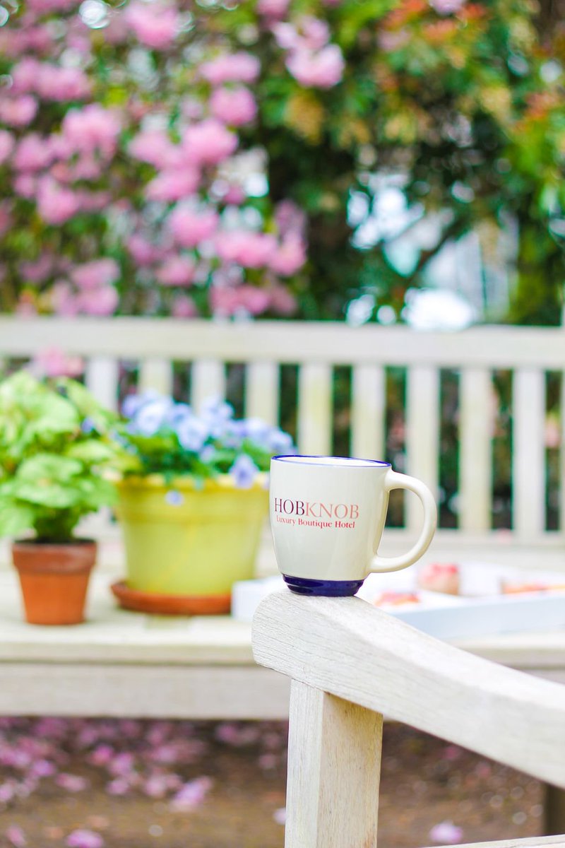 HobKnobMV's tweet photo. We love having tea in our patio - the weather is amazing this week! #MarthasVineyard #TabletHotels #Edgartown #BedandBreakfast https://t.co/dngTlYjMo4