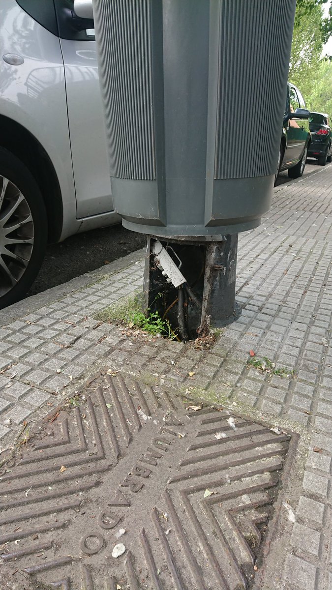 En el callejón entre CP Enrique Alonso e IES Carreño Miranda tenemos otro ejemplo de la necesidad de un plan de choque de mantenimiento urbano en nuestra ciudad propuesta de <a href="/ucinaviles/">UCIN Avilés</a> 
Vota UCIN
#avilesenmarcha