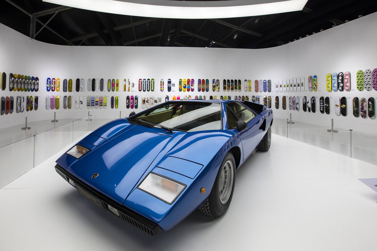 ShanghaiEye's tweet photo. The #ShanghaiSuperClassic exhibition at the International Cruise Terminal on the North Bund will run till June 24, gathering classic #cars and enthusiasts from all over the world. The exhibition is a fusion of automotive culture and contemporary art. #Shanghai #SSC #VintageCars https://t.co/Ylrzuu9qvb