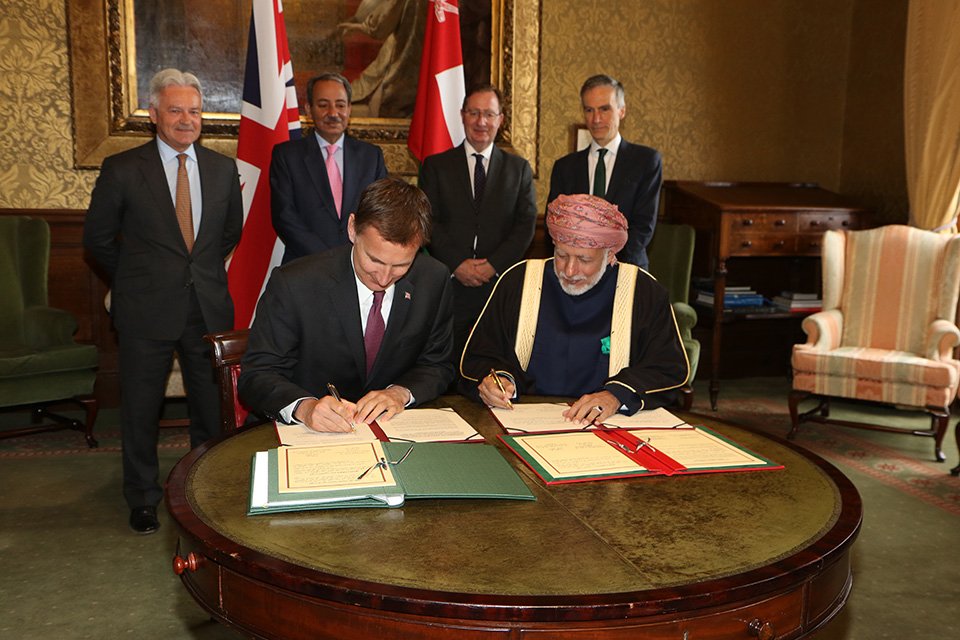 Jeremy_Hunt's tweet photo. UK &amp; Oman relationship goes back centuries. Our first agreement with Oman was signed in 1646 so truly a historic moment to sign today’s agreement. A key partner on shared goals of peace in Yemen &amp; a non-nuclear Iran https://t.co/RO0C3mtsp1