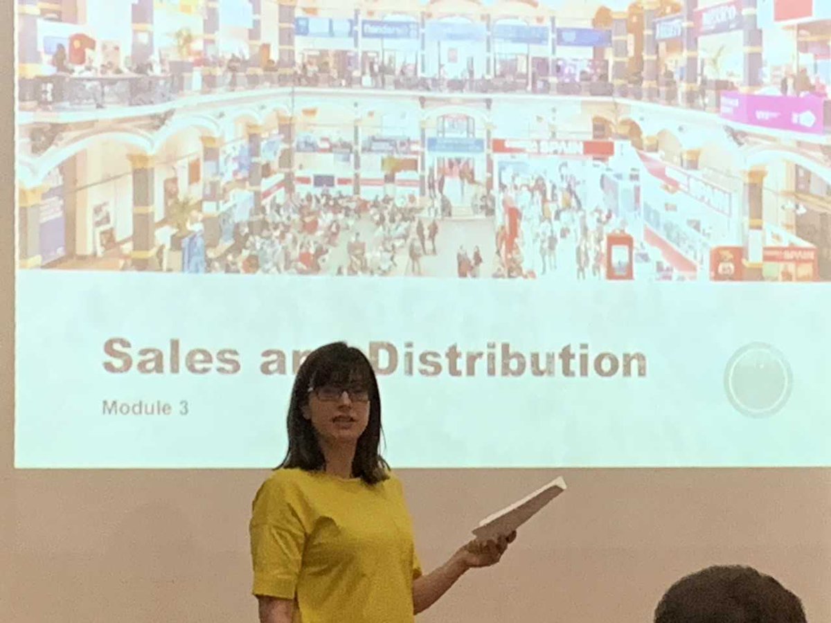 Nada Cirjanic Head of Sales @greatpoint_UK giving our students top tips on how to market &amp; sell their films this afternoon <a href="/waterloostudio/">Waterloo Creative Studio</a> #filmproduction #course <a href="/Irishfilmschool/">Irish Film School</a> <a href="/MetFilmSchool/">MetFilm School</a> <a href="/LDNFilmAcademy/">London Film Academy</a>