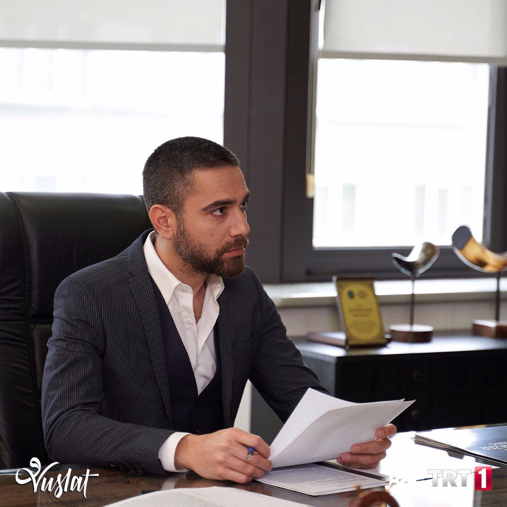 vuslatdizisi's tweet photo. Defile hazırlıkları devam ederken Aziz'i şirkette yeni krizler bekliyor.  #Vuslat heyecan dolu sezon finaliyle Pazartesi @trt1'de. @A23Medya https://t.co/DMbUFiBlzp
