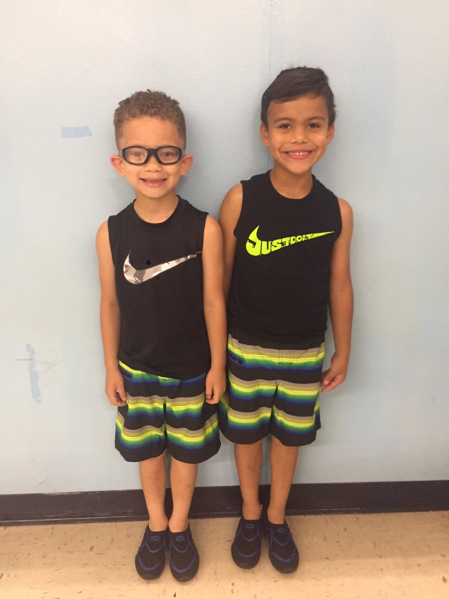 mrsdeleon2007's tweet photo. First grade cuties twinning on splash day @hachienorthside https://t.co/3RrBq3YwgB