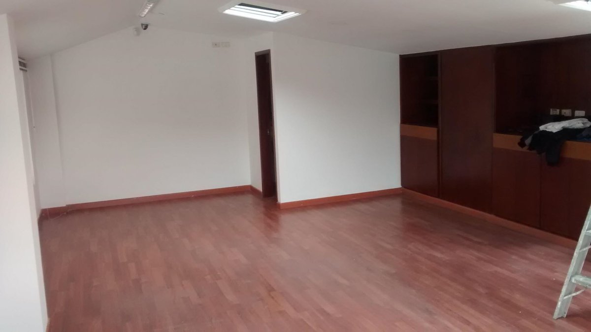 Se arrienda edificio. Sector Chapinero. Área 409 m2. Edificio de 3 niveles. Altillo. Baterías baños. Pisos en baldosa. Estacionamiento para motos y bicicletas. Comunicarse al 6063272 - 3127058213.