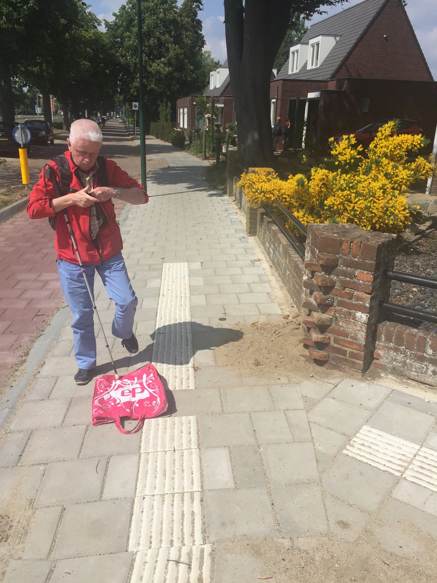 WimPierik's tweet photo. zojuist op m'n knieën gegaan voor nieuwe #routegeleiding Grave. knooppuntje van ribbellijnen, met beslispunt met vlakke tegels: qua idee correct. uitvoering: kan m.i. beter! nl. aansluiting van 1 ribbellijn op vlak beslispunt! bespreking vrijdag met BAM. https://t.co/VFU7b9ASBd