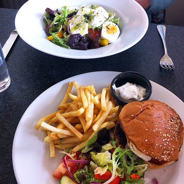 FigTreePenarth's tweet photo. 📸 @aliceruth6 - the fig tree lunch w/ mum, adam &amp; gdad 🍴🍴 https://t.co/1DrPPE2mKt https://t.co/rHEI9bpOkw