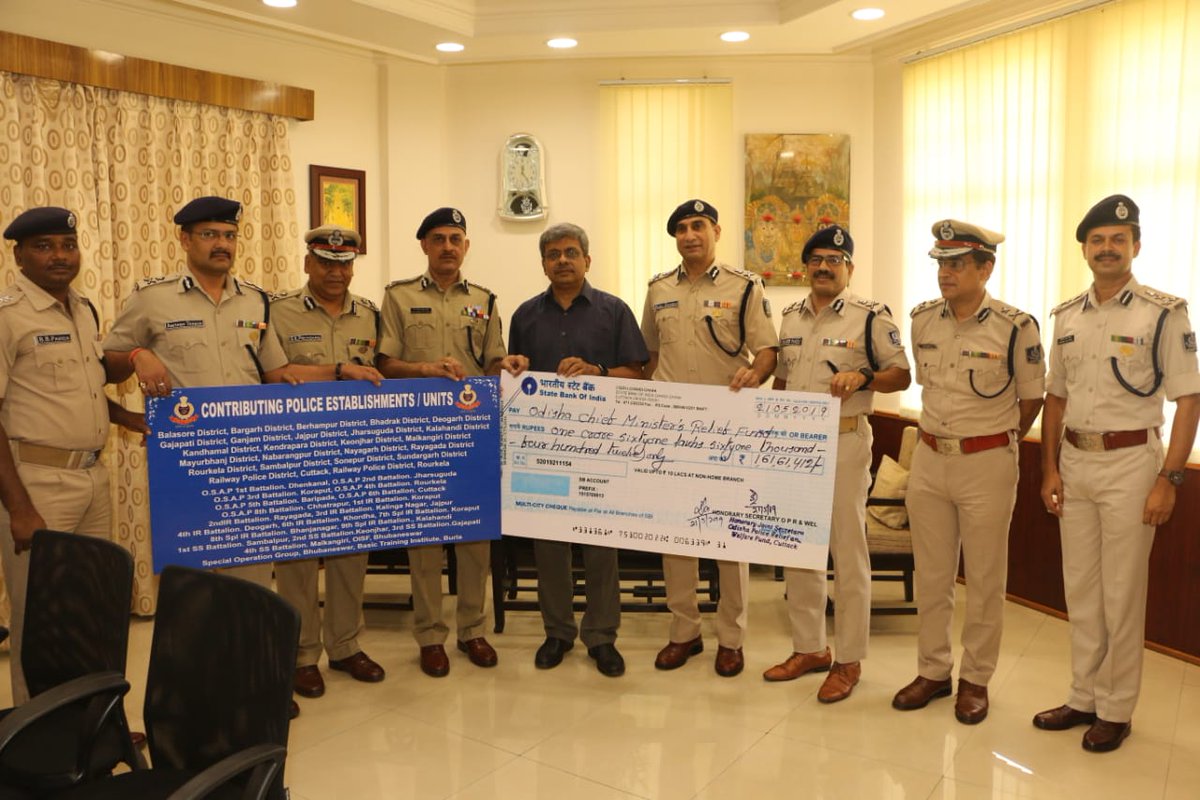 DrRajendraShar2's tweet image. Along with other senior police officers handed over a cheque of Rs.1,61,61,412/ to Sri A.P.Padhi Chief Secretary Odisha today on 22.05.2019 to support the victims affected by cyclone FANI @CMO_Odisha  @SRC_Odisha  #cyclonefaniaftermath