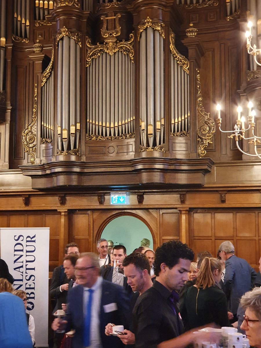 Presentatie Atlas voor gemeenten 2019 van start, in Grote Kerk in Enschede. <a href="/CoenTeulings/">Coen Teulings</a> vertelt over belang openbaar vervoer voor succes van steden, als het onderdeel van beleid van hoge dichtheid.