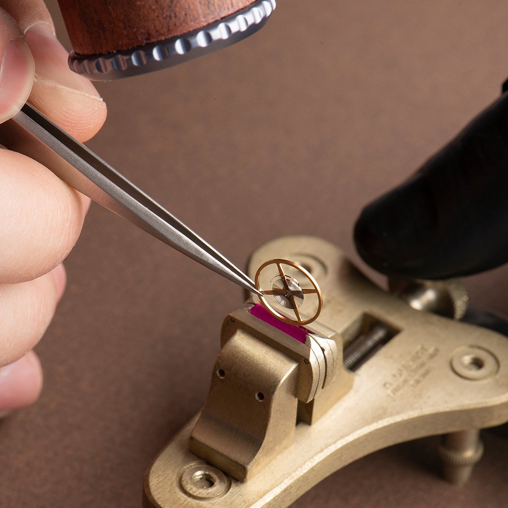 Our master watchmaker takes the utmost care to control the sprung balance of our Poinçon de Genève timepiece

#AteliersdeMonaco #PoinconDeGeneve #GenevaSeal #Watchmaking #Craftsmanship #Balancier #Spiral #Brucelle #dMc #Master #Watchmaker #Horology #Decoration #HandFinishing