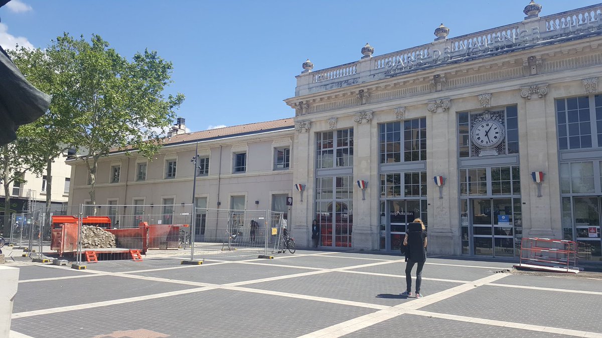 Mylene_sncf's tweet photo. [TRAVAUX EN GARE]
Réaménagement du parvis en #GaredeValenceVille !
Les travaux ont débutés début Mai 🛠
Objectif ? Un parvis plus agréable et confortable avec notamment l'installation de jardinières et la création d'espaces abrités ✨
@johan_sncf @chloe_sncf @VilledeValence #SNCF https://t.co/7znXUhNzoz